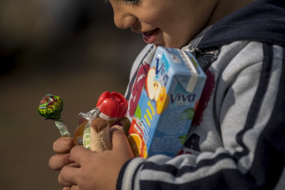 Tres meses después de la muerte de Aylan Kurdi, Save the Children recuerda que la seguridad de las fronteras no puede estar por encima de los derechos de los refugiados. Solo a Grecia han llegada más 728.000 personas refugiadas en lo que va de año, el 26% son niños. La mayoría han llegado en pequeñas embarcaciones a la isla griega de Lesbos procedentes de Turquía. Desde la muerte de Aylan más de 120 niños han muerto en el mar intentando llegar a Europa. Tres meses después de la muerte de Aylan Kurdi, Save the Children recuerda que la seguridad de las fronteras no puede estar por encima de los derechos de los refugiados. Solo a Grecia han llegada más 728.000 personas refugiadas en lo que va de año, el 26% son niños. La mayoría han llegado en pequeñas embarcaciones a la isla griega de Lesbos procedentes de Turquía. Desde la muerte de Aylan más de 120 niños han muerto en el mar intentando llegar a Europa.