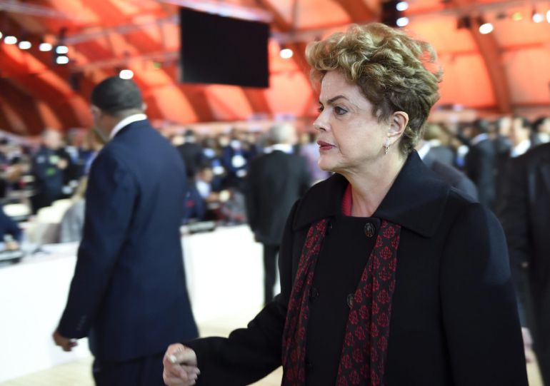 La presidenta de Brasil, Dilma Roussef, a su llegada a la sesión plenaria de la cumbre sobre cambio climático COP21 en Le Bourget, cerca de París