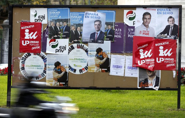Un tablón con carteles electorales de distintas formaciones políticas, en Bilbao.