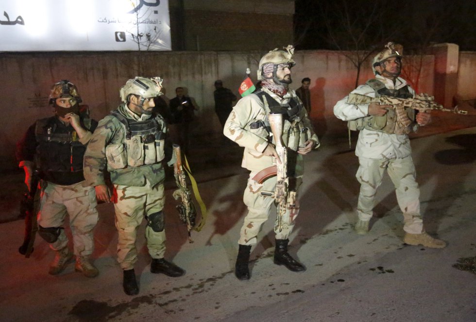 Miembos de la Unidad de Respuesta a Crisis del país llegando al lugar donde han atacado los talibanes. Miembos de la Unidad de Respuesta a Crisis del país llegando al lugar donde han atacado los talibanes.