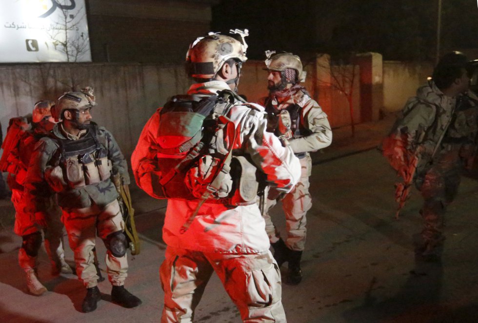 La respuesta de las fuerzas de seguridad coordinándose para la respuesta. La respuesta de las fuerzas de seguridad coordinándose para la respuesta.
