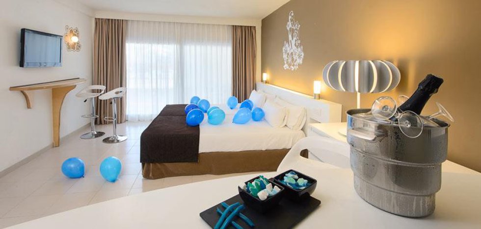 La decoración del hotel Sol Wave House de Mallorca (España) evoca el color y el aspecto de la red social. Incluso hay golosinas con la forma del conocido pajarito dispuestas en pequeños cuencos. La decoración del hotel Sol Wave House de Mallorca (España) evoca el color y el aspecto de la red social. Incluso hay golosinas con la forma del conocido pajarito dispuestas en pequeños cuencos.