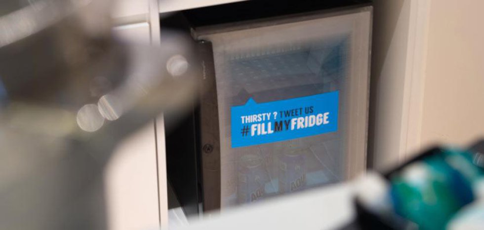 Todo en el hotel funciona a través de 140 caracteres. Desde pedir que rellenen el minibar con el hashtag Fill My Fridge (rellene mi nevera) hasta pedir un taxi, pasando por pedir una botella de cava en el bar y pasar la factura a través de Twitter. Todo en el hotel funciona a través de 140 caracteres. Desde pedir que rellenen el minibar con el hashtag Fill My Fridge (rellene mi nevera) hasta pedir un taxi, pasando por pedir una botella de cava en el bar y pasar la factura a través de Twitter.