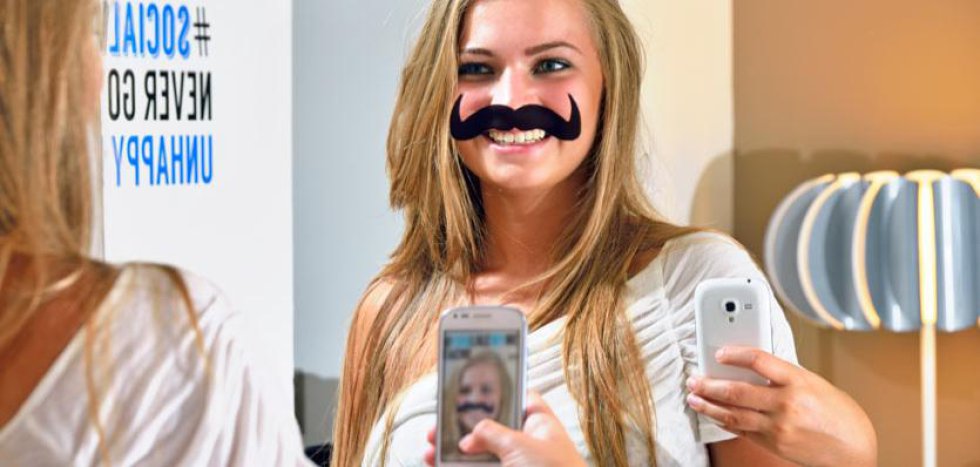 Imagen de una joven haciéndose un selfie con un bigote que ilustra el espejo del baño de las habitaciones. La frase "Do you like my new look?" está escrita encima. La red interna del hotel permite a los clientes comunicarse entre sí y facilita la personalización de servicios. Imagen de una joven haciéndose un selfie con un bigote que ilustra el espejo del baño de las habitaciones. La frase "Do you like my new look?" está escrita encima. La red interna del hotel permite a los clientes comunicarse entre sí y facilita la personalización de servicios.