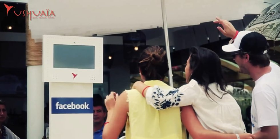 Tres amigos posan ante uno de los tótems de Facebook del Ushuaïa Beach Hotel de Ibiza. Los tres lucen una pulsera roja que sirve de llave, tanto para las habitaciones como para sus perfiles. Tres amigos posan ante uno de los tótems de Facebook del Ushuaïa Beach Hotel de Ibiza. Los tres lucen una pulsera roja que sirve de llave, tanto para las habitaciones como para sus perfiles.