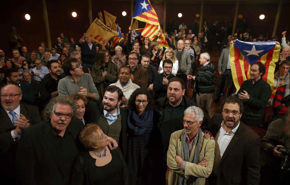 El cabeza de lista de ERC, Gabriel Rufián (5-i), junto a la secretaria general Marta Rovira (4-d) y el presidente del partido, Oriol Junqueras (3-d), entre otros, llegan al Teatre principal de Sabadell donde celebran el acto final de campaña para las elecciones generales El cabeza de lista de ERC, Gabriel Rufián (5-i), junto a la secretaria general Marta Rovira (4-d) y el presidente del partido, Oriol Junqueras (3-d), entre otros, llegan al Teatre principal de Sabadell donde celebran el acto final de campaña para las elecciones generales