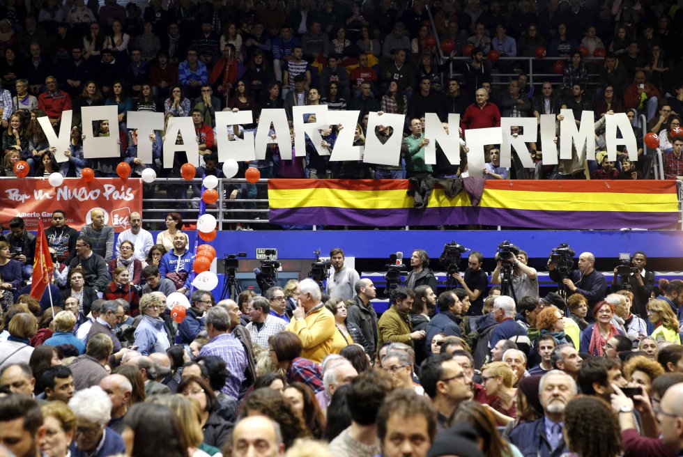 Militantes y simpatizantes asisten al mitin de cierre de campaña del candidato de IU-Unidad Popular, Alberto Garzón, para las elecciones generales del 20D, en el Polideportivo Municipal Juan de la Cierva de Getafe Militantes y simpatizantes asisten al mitin de cierre de campaña del candidato de IU-Unidad Popular, Alberto Garzón, para las elecciones generales del 20D, en el Polideportivo Municipal Juan de la Cierva de Getafe