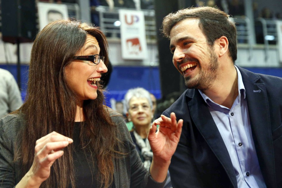 El candidato de IU-Unidad Popular, Alberto Garzón (d), conversa con la número dos de Unidad Popular al Congreso, Sol Sánchez (i) , a su llegada al Polideportivo Municipal Juan de la Cierva de Getafe, donde se celebra el mitin de cierre de campaña de su partido para las elecciones generales del 20D. El candidato de IU-Unidad Popular, Alberto Garzón (d), conversa con la número dos de Unidad Popular al Congreso, Sol Sánchez (i) , a su llegada al Polideportivo Municipal Juan de la Cierva de Getafe, donde se celebra el mitin de cierre de campaña de su partido para las elecciones generales del 20D.