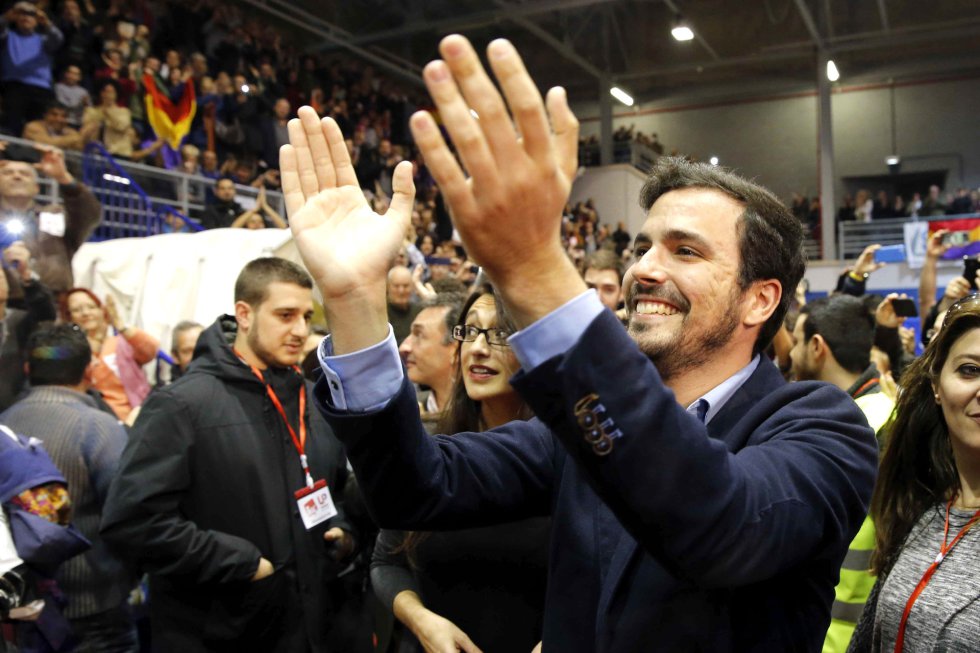 El candidato de IU-Unidad Popular, Alberto Garzón, saluda a los simpatizantes a su llegada al Polideportivo Municipal Juan de la Cierva de Getafe, donde se celebra el mitin de cierre de campaña de su partido para las elecciones generales del 20D El candidato de IU-Unidad Popular, Alberto Garzón, saluda a los simpatizantes a su llegada al Polideportivo Municipal Juan de la Cierva de Getafe, donde se celebra el mitin de cierre de campaña de su partido para las elecciones generales del 20D