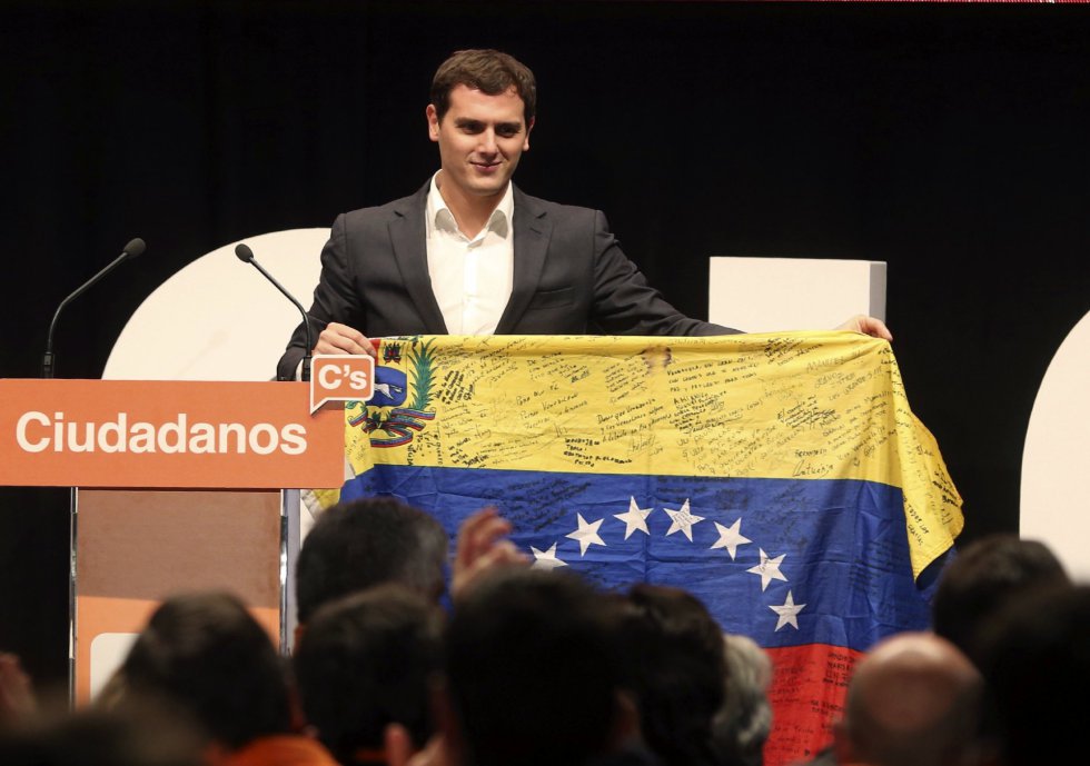 El líder de Ciudadanos, Albert Rivera, sujeta la bandera de Venezuela entregada por el padre de Leopoldo López durante el acto electoral de cierre de campaña El líder de Ciudadanos, Albert Rivera, sujeta la bandera de Venezuela entregada por el padre de Leopoldo López durante el acto electoral de cierre de campaña