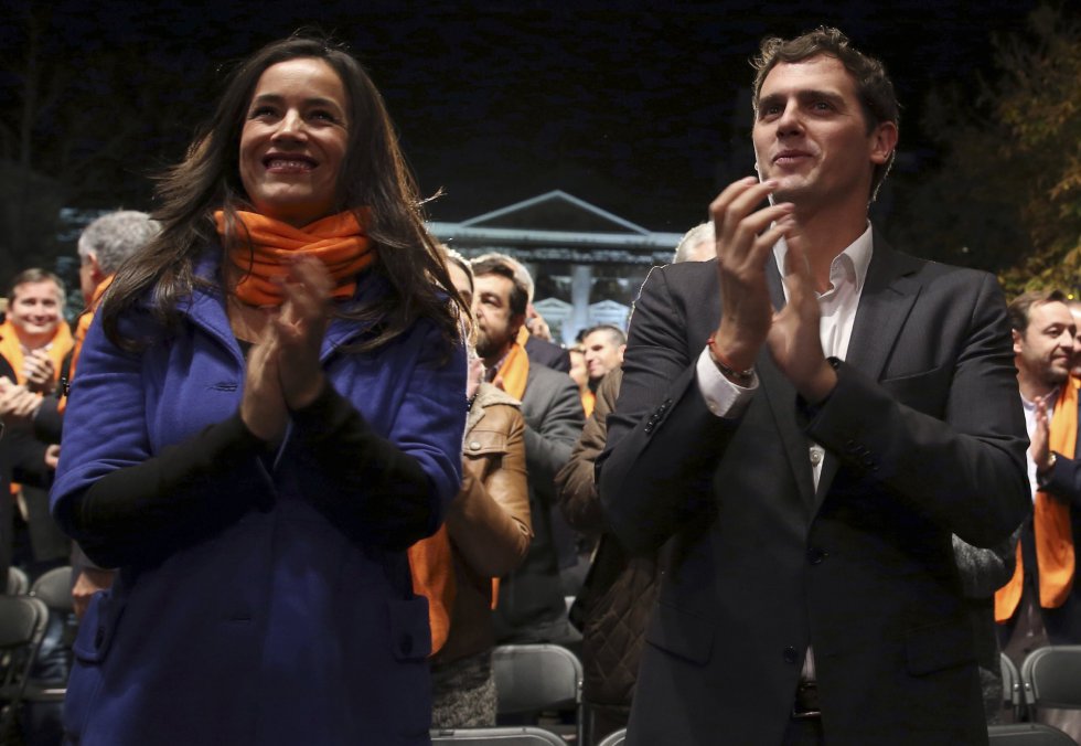El líder de Ciudadanos Albert Rivera (d), acompañado por la portavoz en el ayuntamiento de Madrid Begoña Villacís (2i), durante el acto electoral de cierre de campaña que se celebra esta noche en la madrileña Plaza de Santa Ana El líder de Ciudadanos Albert Rivera (d), acompañado por la portavoz en el ayuntamiento de Madrid Begoña Villacís (2i), durante el acto electoral de cierre de campaña que se celebra esta noche en la madrileña Plaza de Santa Ana
