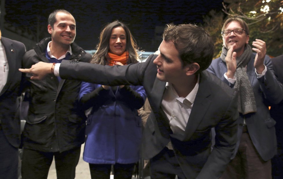 El líder de Ciudadanos Albert Rivera (delante), acompañado por el portavoz en la Comunidad de Madrid Ignacio Aguado (i) y la portavoz en el ayuntamiento Begoña Villacís (2i), durante el acto electoral de cierre de campaña que se celebra esta noche en la madrileña Plaza de Santa Ana. El líder de Ciudadanos Albert Rivera (delante), acompañado por el portavoz en la Comunidad de Madrid Ignacio Aguado (i) y la portavoz en el ayuntamiento Begoña Villacís (2i), durante el acto electoral de cierre de campaña que se celebra esta noche en la madrileña Plaza de Santa Ana.