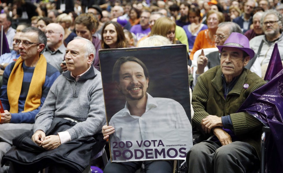 El candidato de Podemos a la Presidencia del Gobierno, Pablo Iglesias, cierra la campaña electoral de Compromís-Podemos junto a la vicepresidenta del Consell, Mónica Oltra, y la alcaldesa de Barcelona, Ada Colau. En la imagen, simpatizantes en el Pabellón de la Fuente de San Luis de valencia durante el mitín que ha reunido a cerca de 10.000 personas El candidato de Podemos a la Presidencia del Gobierno, Pablo Iglesias, cierra la campaña electoral de Compromís-Podemos junto a la vicepresidenta del Consell, Mónica Oltra, y la alcaldesa de Barcelona, Ada Colau. En la imagen, simpatizantes en el Pabellón de la Fuente de San Luis de valencia durante el mitín que ha reunido a cerca de 10.000 personas