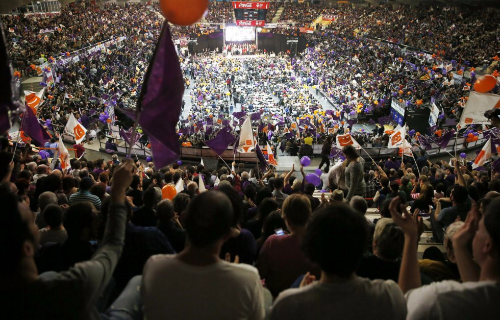 El candidato de Podemos a la Presidencia del Gobierno, Pablo Iglesias, cierra la campaña electoral de Compromís-Podemos junto a la vicepresidenta del Consell, Mónica Oltra, y la alcaldesa de Barcelona, Ada Colau y que ha reunido a cerca de 10.000 personas El candidato de Podemos a la Presidencia del Gobierno, Pablo Iglesias, cierra la campaña electoral de Compromís-Podemos junto a la vicepresidenta del Consell, Mónica Oltra, y la alcaldesa de Barcelona, Ada Colau y que ha reunido a cerca de 10.000 personas