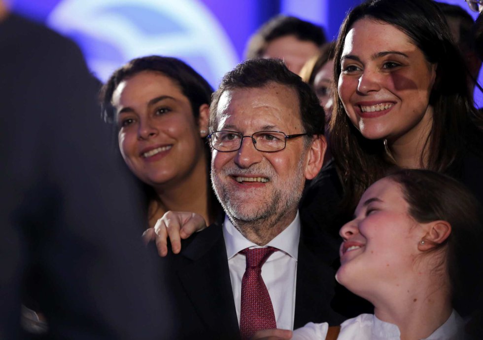 Unas jóvenes toman un selfie con Rajoy, el candidato del PP Unas jóvenes toman un selfie con Rajoy, el candidato del PP