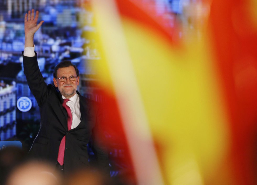 El presidente y candidato del PP, entre banderas de España en un acto en Valencia antes de cerrar la campaña en Madrid El presidente y candidato del PP, entre banderas de España en un acto en Valencia antes de cerrar la campaña en Madrid