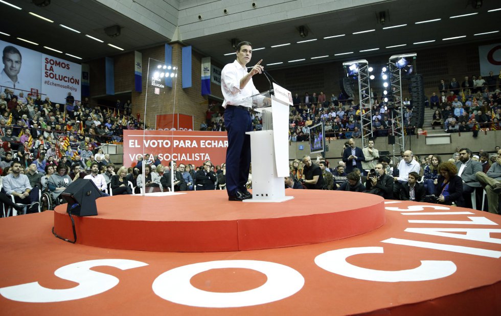 El líder del PSOE, Pedro Sánchez, durante el mitin de cierre de campaña del PSC ante 3.500 personas en el Pabellón Municipal Vall d'Hebron El líder del PSOE, Pedro Sánchez, durante el mitin de cierre de campaña del PSC ante 3.500 personas en el Pabellón Municipal Vall d'Hebron