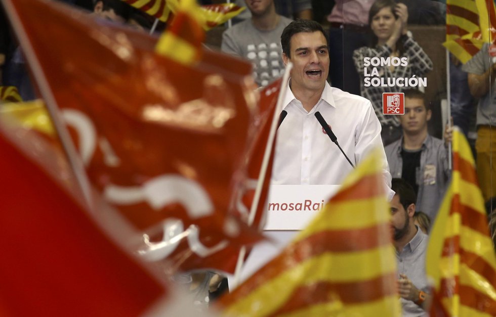 El socialista Pedro Sánchez, durante su intervención entre banderas socialistas y catalanas El socialista Pedro Sánchez, durante su intervención entre banderas socialistas y catalanas