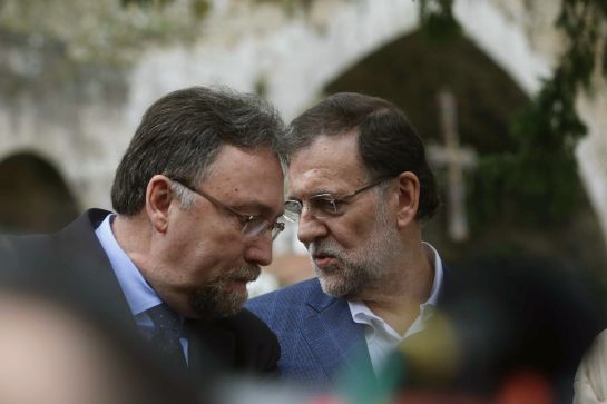 El presidente del Gobierno, Mariano Rajoy, con el diputado de Foro y numero dos de la Coalición Electoral PP-FORO al Congreso por Asturias, Isidro Martínez Oblanca.
