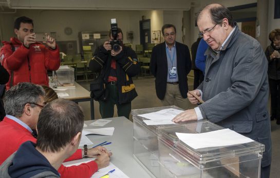 El presidente de la Junta de Castilla y León, Juan Vicente Herrera, votando en el colegio público Venerables de Burgos.