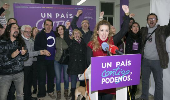 La candidata Sara Carreño, de Podemos, celebra tras conseguir un escaño.