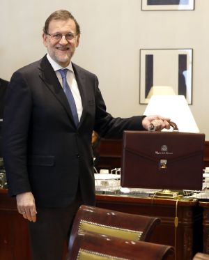 Rajoy posa con su maletín oficial tras formalizar su acta como diputado