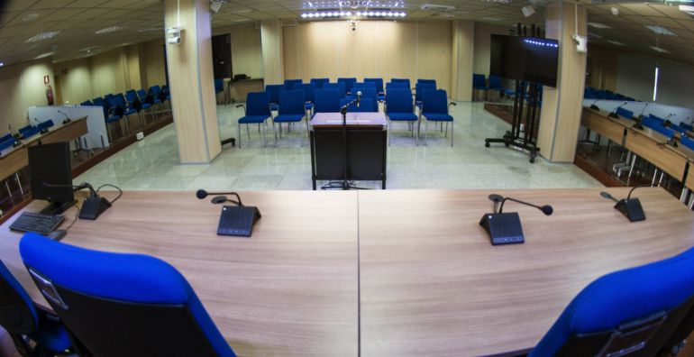 Mesa del tribunal en el que se sentarán Samantha Romero, Rocío Martín y Eleonor Moyà. 