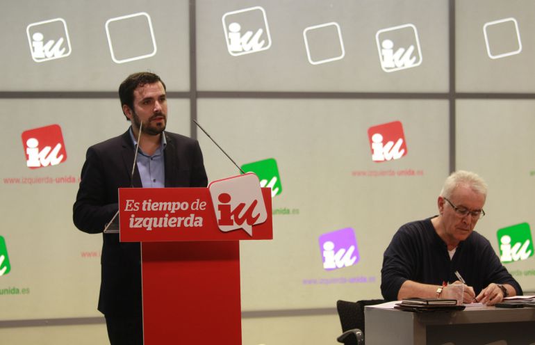 El dirigente de IU, Alberto Garzón, en presencia del coordinador federal, Cayo Lara, durante su intervención en el primer Consejo Político del partido tras las elecciones de diciembre.