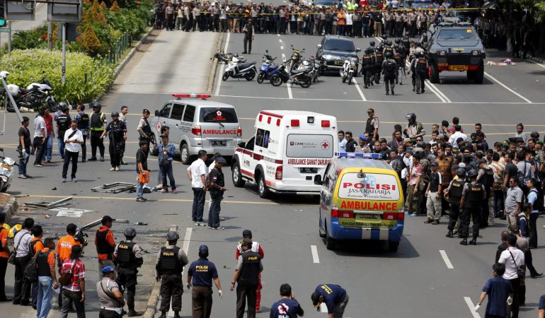 Miembros de los servicios de emergencia trasladan los cuerpos sin vida de las víctimas de una explosión cerca de un centro comercial en Yakarta (Indonesia).