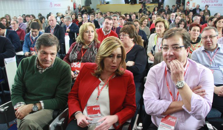 Susana Díaz flanqueada por Guillermo Fernández Vara y Javier Fernández este sábado en el Comité Federal del PSOE