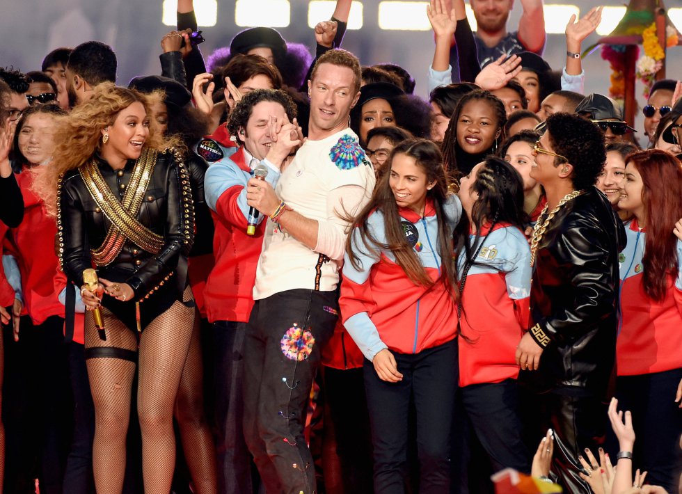 Beyonce, Chris Martin y Bruno Mars durante el show del descanso Beyonce, Chris Martin y Bruno Mars durante el show del descanso