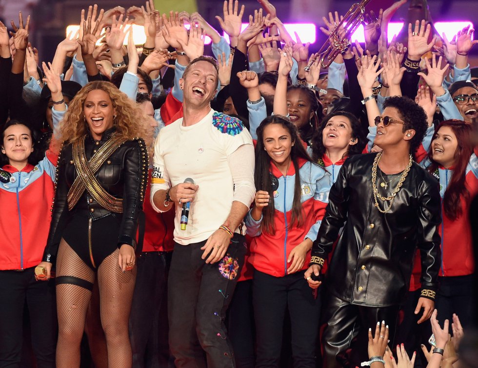 Beyonce, Chris Martin y Bruno Mars durante el show del descanso Beyonce, Chris Martin y Bruno Mars durante el show del descanso