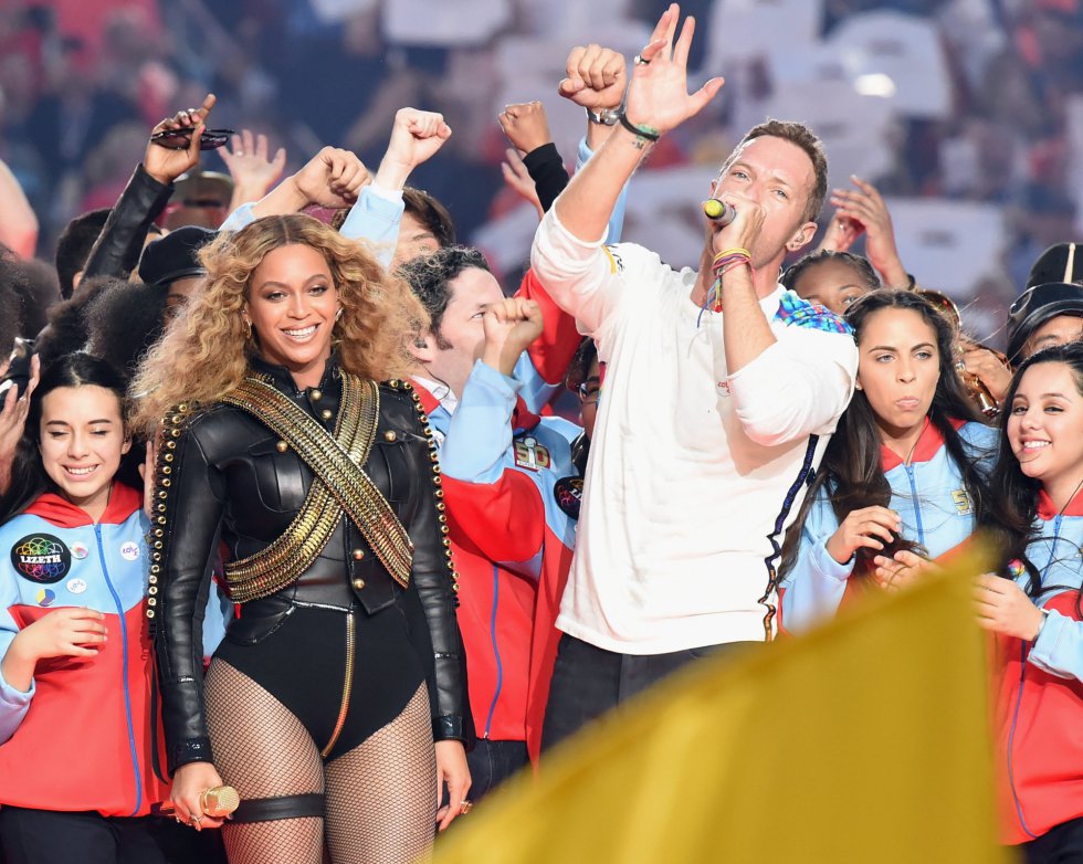 Beyonce, Chris Martin y Bruno Mars durante el show del descanso Beyonce, Chris Martin y Bruno Mars durante el show del descanso