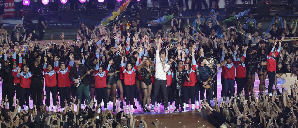 Beyonce, Chris Martin y Bruno Mars durante el show del descanso Beyonce, Chris Martin y Bruno Mars durante el show del descanso