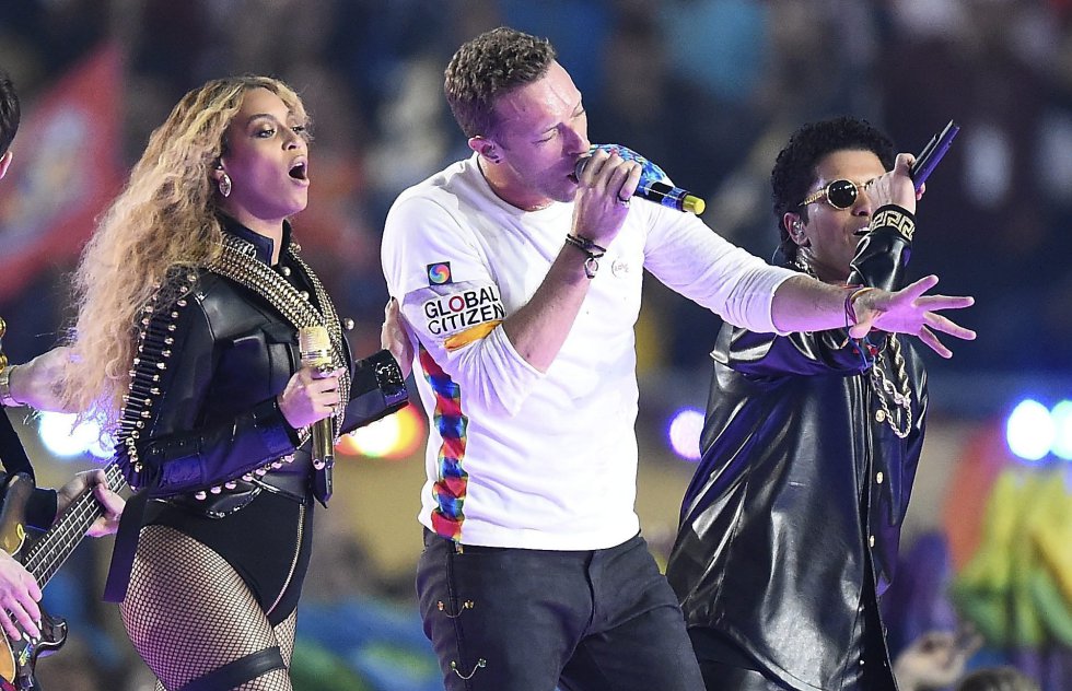 Beyonce, Chris Martin y Bruno Mars durante el show del descanso Beyonce, Chris Martin y Bruno Mars durante el show del descanso
