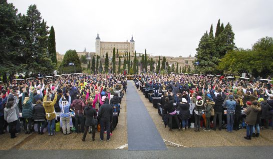 Cientos de candidatos compiten por ser seleccionados para 'Masterchef' en Toledo. Al fondo, el Alcázar.