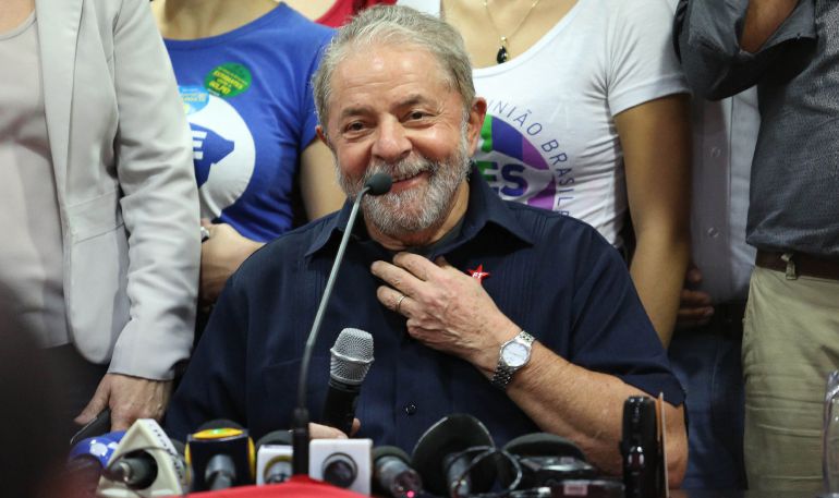 El expresidente brasileño Luiz Inácio Lula da Silva habla durante una rueda de prensa hoy, viernes 4 de marzo de 2016, en la sede del partido de los trabajadores, en Sao Paulo (Brasil).
