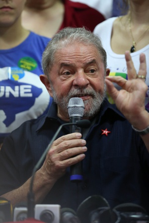 -FOTODELDIA- BRA56. SÃO PAULO (BRASIL), 04/03/2016.- El expresidente brasileño Luiz Inácio Lula da Silva (c) habla durante una rueda de prensa hoy, viernes 4 de marzo de 2016, en la sede del partido de los trabajadores, en Sao Paulo (Brasil). Luiz Inácio Lula da Silva afirmó hoy que se sintió "prisionero" cuando la Policía Federal allanó esta mañana su casa para llevarlo a una comisaría, donde prestó declaración durante más de tres horas. El ex jefe de Estado dijo estar "indignado" por la llegada de los agentes de la policía y tildó de "lamentable" la actuación del "Poder Judicial", en un discurso que pronunció en la sede de la dirección nacional del Partido de los Trabajadores (PT). EFE/LEO BARRILARI