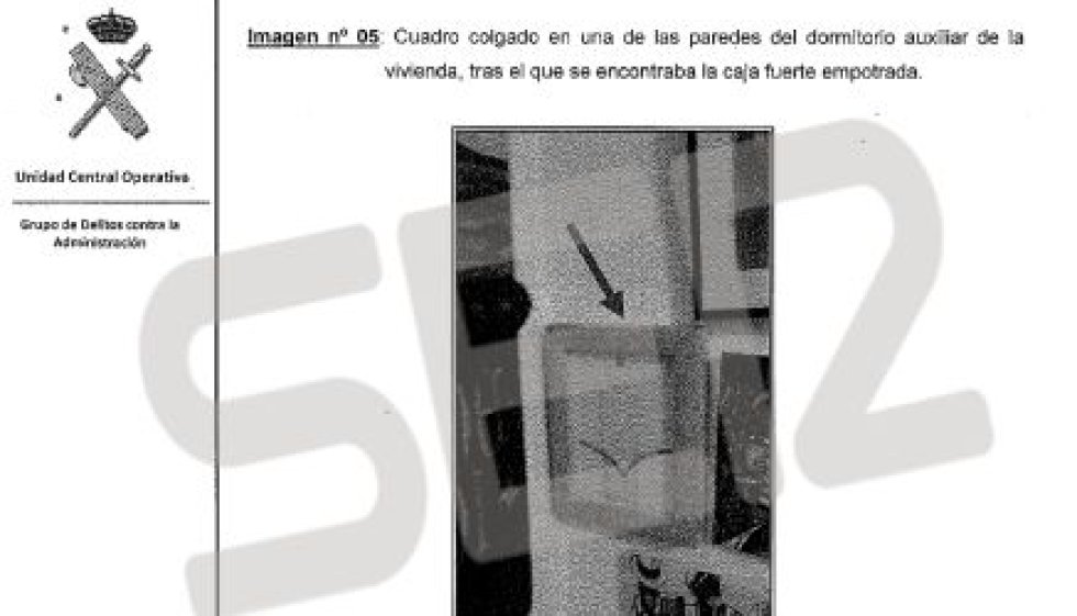 Los agentes de la Unidad Central Operativa de la Guardia Civil registraron la casa de la secretaria del grupo municipal del PP en el Ayuntamiento de Valencia, María del Carmen García Fuster. En un cajón cerrado con llave encontraron tres sobres que contenían 1.050, 550 y 1.240 euros, y en un dormitorio, oculta tras un cuadro, encontraron una caja fuerte empotrada en la pared (en la foto). En su interior había un sobre que contenía 2.850 euros. Los agentes de la Unidad Central Operativa de la Guardia Civil registraron la casa de la secretaria del grupo municipal del PP en el Ayuntamiento de Valencia, María del Carmen García Fuster. En un cajón cerrado con llave encontraron tres sobres que contenían 1.050, 550 y 1.240 euros, y en un dormitorio, oculta tras un cuadro, encontraron una caja fuerte empotrada en la pared (en la foto). En su interior había un sobre que contenía 2.850 euros.