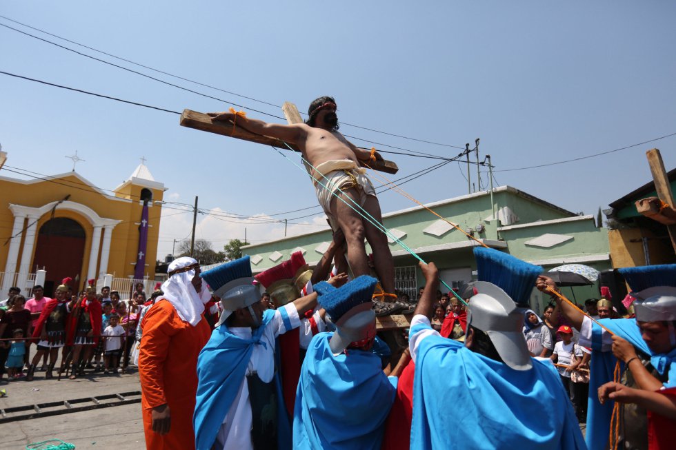 Actores participan en la representación de la pasión de cristo en un Vía Crucis en vivo en el municipio de Villa Nueva (Guatemala). Actores participan en la representación de la pasión de cristo en un Vía Crucis en vivo en el municipio de Villa Nueva (Guatemala).