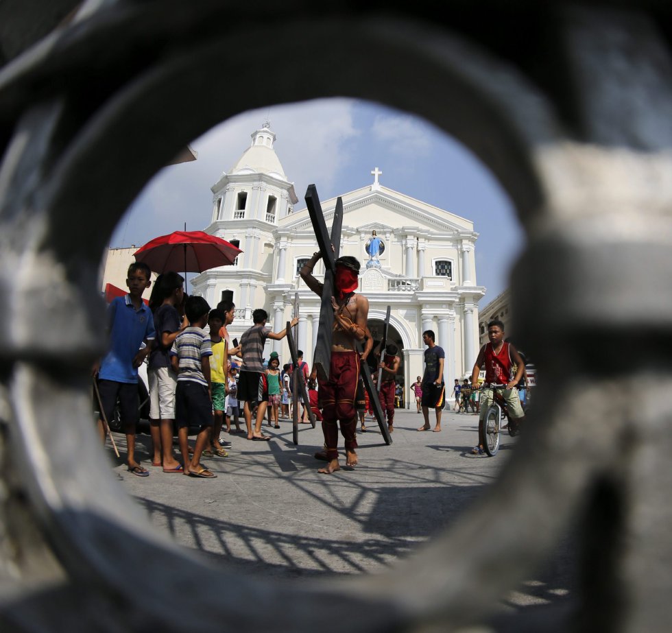 Un penitente carga con una cruz en San Pedro Cutud en San Fernando al norte de Manila (Filipinas). Un penitente carga con una cruz en San Pedro Cutud en San Fernando al norte de Manila (Filipinas).