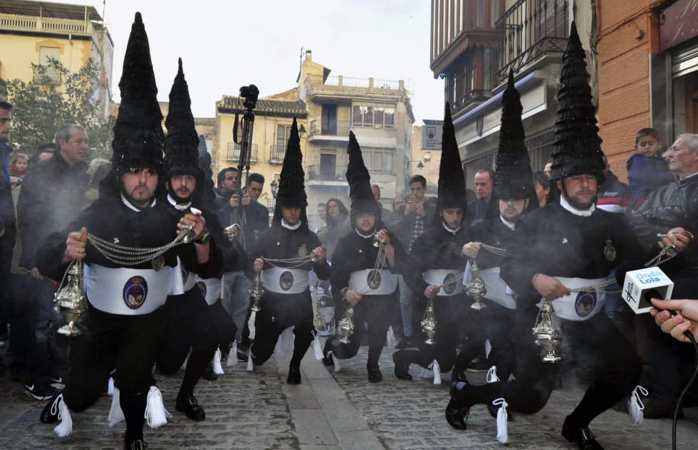 Los Incensarios de la Semana Santa de Loja (Granada), una formación de ocho hombres ataviados con capirotes de cristales, encarnan una tradición registrada ya en 1765 que mezcla devoción y raíces de cante flamenco y que exhibe en cada "corría" una combinación de movimientos castrenses y sátiras. Los Incensarios de la Semana Santa de Loja (Granada), una formación de ocho hombres ataviados con capirotes de cristales, encarnan una tradición registrada ya en 1765 que mezcla devoción y raíces de cante flamenco y que exhibe en cada "corría" una combinación de movimientos castrenses y sátiras.