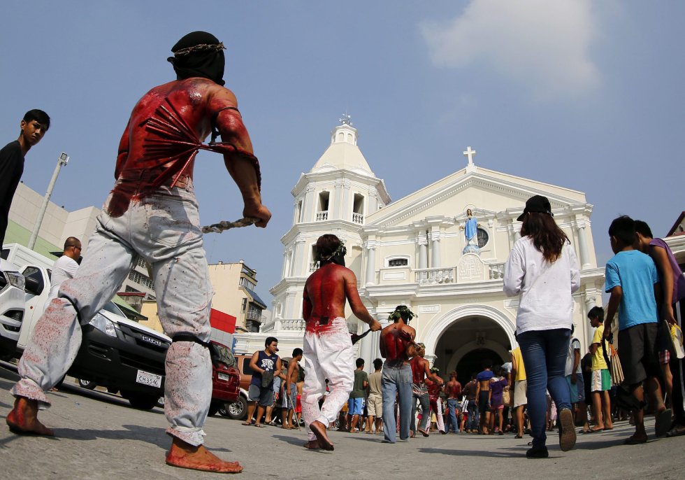 Un penitente carga con una cruz en San Pedro Cutud en San Fernando al norte de Manila (Filipinas). Un penitente carga con una cruz en San Pedro Cutud en San Fernando al norte de Manila (Filipinas).