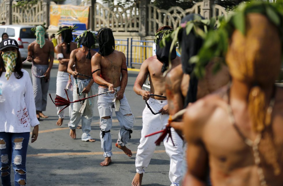 Penitentes se flagelan en San Pedro Cutud en San Fernando al norte de Manila (Filipinas). Penitentes se flagelan en San Pedro Cutud en San Fernando al norte de Manila (Filipinas).