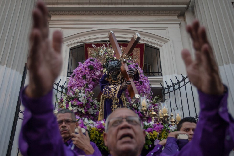 Penitentes participan en la procesión del Nazareno de San Pablo durante la celebración del Miércoles Santo de la Semana Santa en la basílica Santa Teresa en la ciudad de Caracas (Venezuela). Penitentes participan en la procesión del Nazareno de San Pablo durante la celebración del Miércoles Santo de la Semana Santa en la basílica Santa Teresa en la ciudad de Caracas (Venezuela).