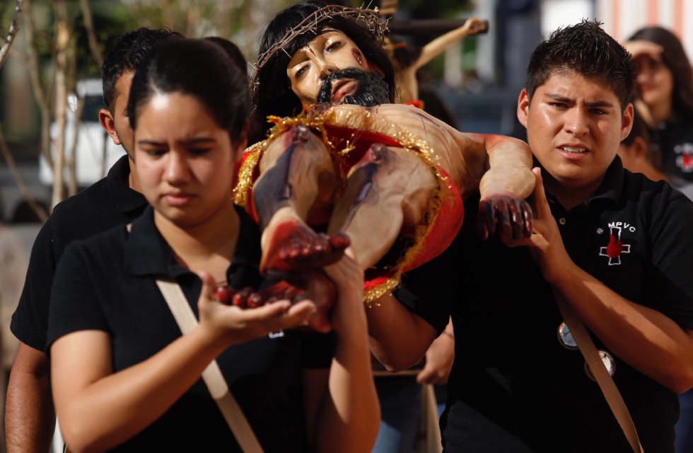 Fieles católicos participan en la peregrinación y baño de Cristos en un ritual que puede tener hasta 400 años de antigüedad y que marca el inicio de la celebración de la Semana Santa, en el municipio de San Martín de Hidalgo en Jalisco (México). Fieles católicos participan en la peregrinación y baño de Cristos en un ritual que puede tener hasta 400 años de antigüedad y que marca el inicio de la celebración de la Semana Santa, en el municipio de San Martín de Hidalgo en Jalisco (México).