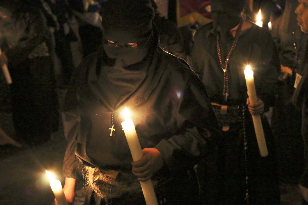Hombres y mujeres participan en la procesión de las ánimas del purgatorio, una simbólica tradición que se celebra como parte de la Semana Santa en el municipio de Taxco, Guerrero (México). Hombres y mujeres participan en la procesión de las ánimas del purgatorio, una simbólica tradición que se celebra como parte de la Semana Santa en el municipio de Taxco, Guerrero (México).