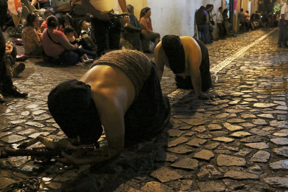 Hombres y mujeres participan en la procesión de las ánimas del purgatorio, una simbólica tradición que se celebra como parte de la Semana Santa en el municipio de Taxco, Guerrero (México). Hombres y mujeres participan en la procesión de las ánimas del purgatorio, una simbólica tradición que se celebra como parte de la Semana Santa en el municipio de Taxco, Guerrero (México).