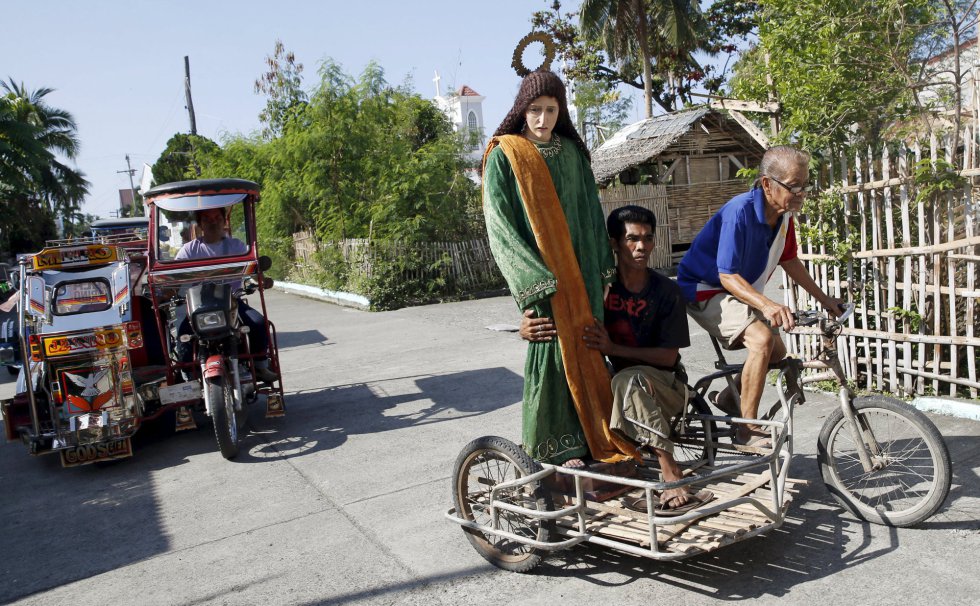 Varios ciudadanos transportan una imagen de la Virgen María en Gasan (Filipinas). Varios ciudadanos transportan una imagen de la Virgen María en Gasan (Filipinas).