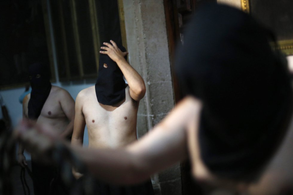 Penitentes enmascarados, antes del inicio de una procesión en Taxco (México). Penitentes enmascarados, antes del inicio de una procesión en Taxco (México).
